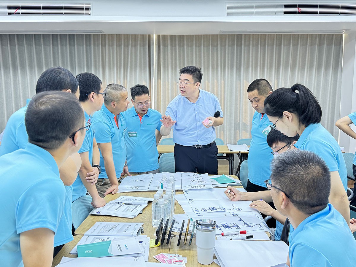 丁云峰教员携带学员们进行实战演习